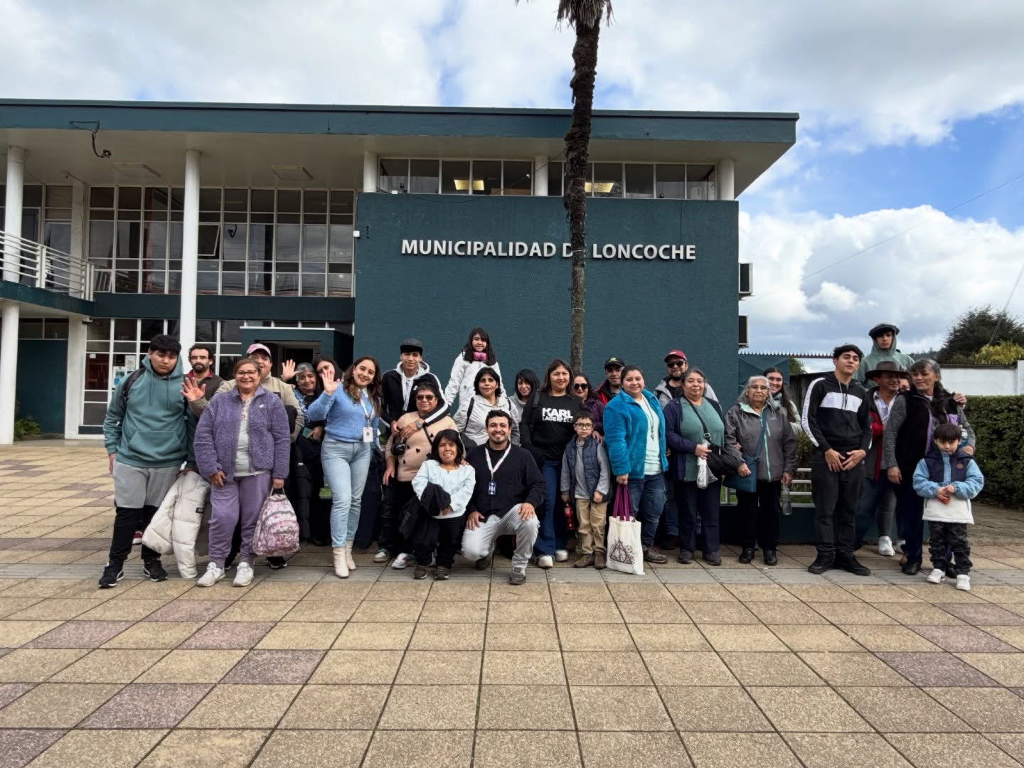 ¡Comenzó el viaje a Curacautín! 🚍

Hoy nuestras familias de Loncoche ya van en camino a vivir una hermosa experiencia en la Región de La Araucanía 🧳gracias al Programa Turismo Familiar 🙌

✅Un viaje que incluye transporte, alojamiento, alimentación completa y actividades pensadas para disfrutar, compartir y desconectarse 💛

📍 En esta instancia, en representación del alcalde Alexis Pineda Ruiz, estuvo presente la Administradora municipal Susana Solís Arias, junto al equipo de turismo liderado por Sebastián Silva González, acompañando la salida y apoyando esta iniciativa que beneficia directamente a nuestra comunidad.

¡Les deseamos un excelente viaje y que disfruten cada momento!🎉