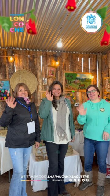 ¡Loncoche sigue llevando su identidad a distintos rincones de Chile! 🇨🇱
🤝 Gracias al convenio de la Red Asociación de Comunas Mágicas de Chile, nuestras artesanas Pamela Carileo, Maritza Hernández y Paola Sepúlveda tuvieron la oportunidad de participar en la Fiesta del Chacolí y el Chamanto 2026, una importante vitrina para dar a conocer el talento, la cultura y la identidad de nuestra comuna. 🧶🎨
🏛️ Esta iniciativa responde al compromiso del alcalde Alexis Pineda Ruiz de fortalecer el emprendimiento local y potenciar el turismo, generando espacios para que nuestros emprendedores participen en destacadas ferias y eventos a nivel nacional.
📍 En esta oportunidad, las artesanas fueron acompañadas por Sebastián Silva González, Encargado de Turismo de la Municipalidad de Loncoche, quien además promovió a nuestra comuna como la puerta de entrada sur a La Araucanía Lacustre, invitando a los visitantes a ser parte de la próxima Expo Loncoche 2027. 🎉