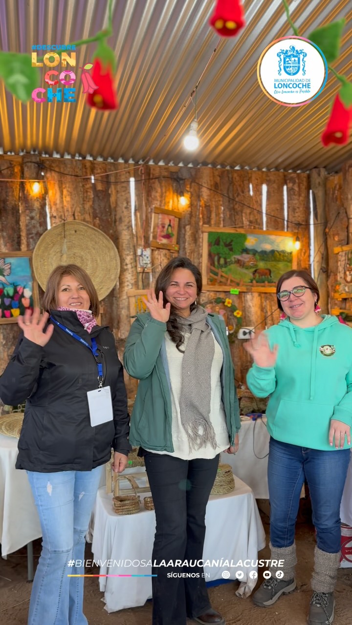 ¡Loncoche sigue llevando su identidad a distintos rincones de Chile! 🇨🇱
🤝 Gracias al convenio de la Red Asociación de Comunas Mágicas de Chile, nuestras artesanas Pamela Carileo, Maritza Hernández y Paola Sepúlveda tuvieron la oportunidad de participar en la Fiesta del Chacolí y el Chamanto 2026, una importante vitrina para dar a conocer el talento, la cultura y la identidad de nuestra comuna. 🧶🎨
🏛️ Esta iniciativa responde al compromiso del alcalde Alexis Pineda Ruiz de fortalecer el emprendimiento local y potenciar el turismo, generando espacios para que nuestros emprendedores participen en destacadas ferias y eventos a nivel nacional.
📍 En esta oportunidad, las artesanas fueron acompañadas por Sebastián Silva González, Encargado de Turismo de la Municipalidad de Loncoche, quien además promovió a nuestra comuna como la puerta de entrada sur a La Araucanía Lacustre, invitando a los visitantes a ser parte de la próxima Expo Loncoche 2027. 🎉